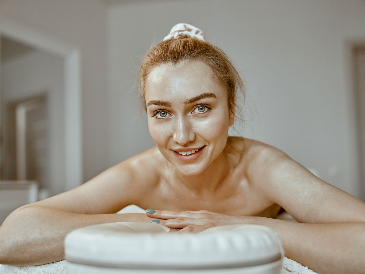 Jak skutecznie wygładzić skórę na zdjęciu zachowując naturalny wygląd?